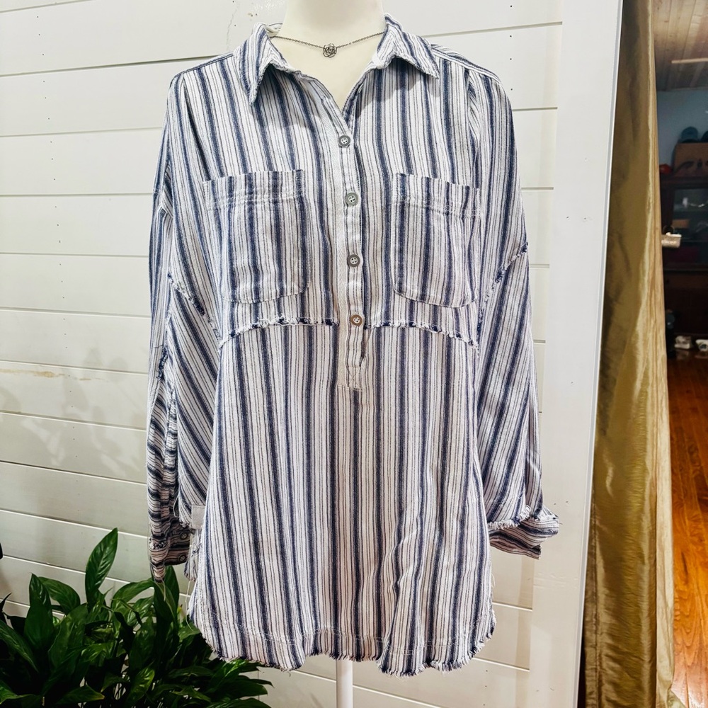 We The People button down distressed hem women’s small navy & white striped